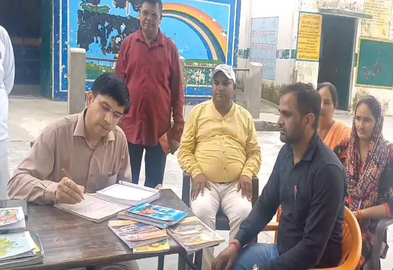 Sambhal News : डीएम स्कूल पहुंचे तो फेसबुक चलाते मिले गुरुजी, बच्चों की कॉपियों में मिली खामियां